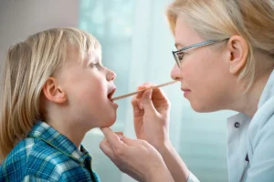 Read more about the article تضخم اللوزتين عند الأطفال: الأعراض والأسباب