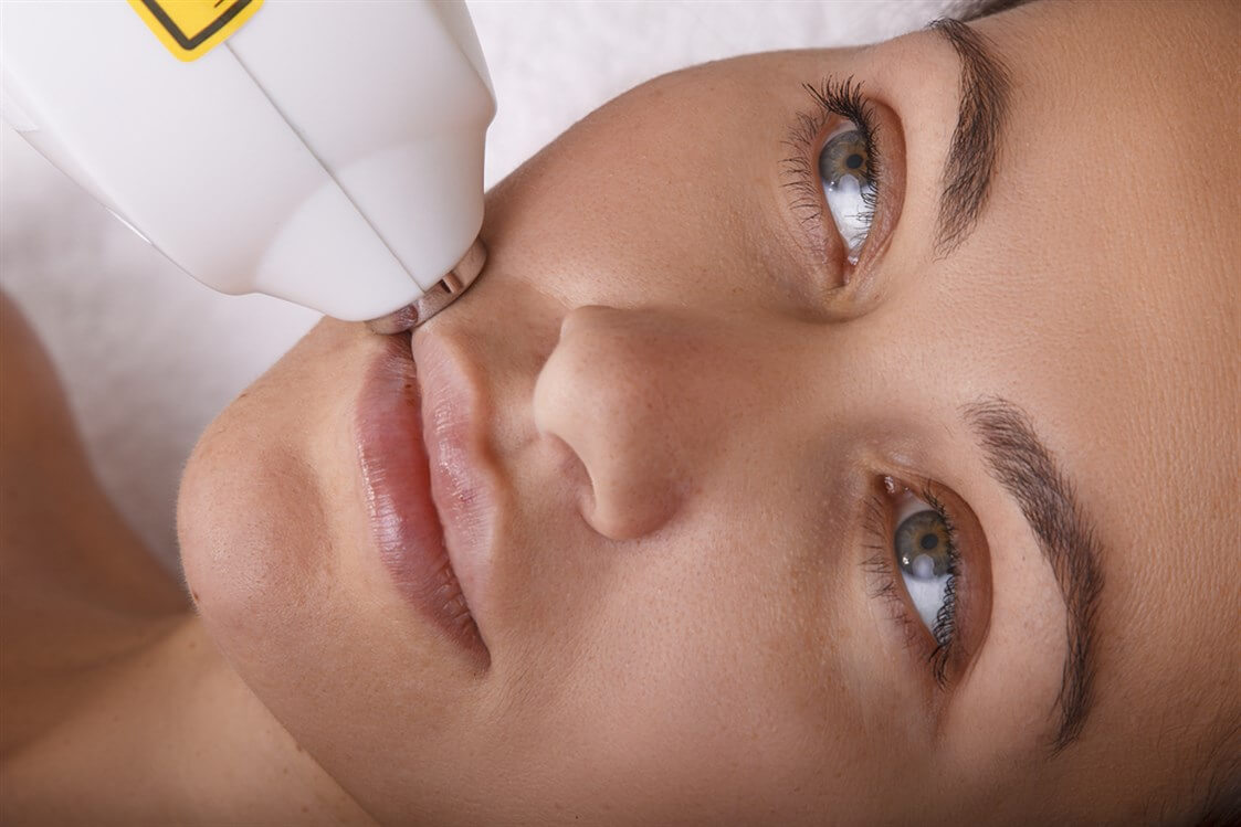 Read more about the article إزالة الشعر بالليزر للبشرة الداكنة: التحديات والحلول