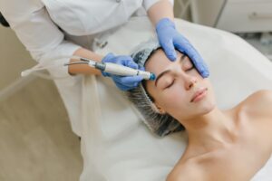 Read more about the article العناية بالبشرة بعد جلسات الليزر