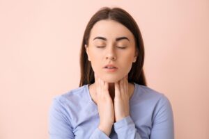 Read more about the article جفاف الحلق: الأسباب والعلاجات المتاحة