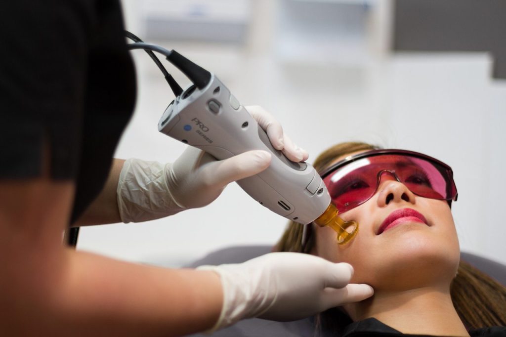 تقنيات إزالة الشعر بالليزر: مقارنة بين الأجهزة وأفضل الممارسات