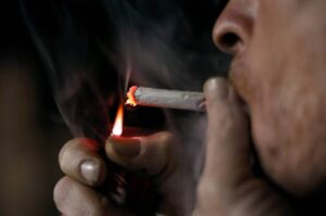 Read more about the article أضرار التدخين على صحة الفم والأسنان وطرق الوقاية منها