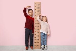 Read more about the article قصر القامة عند الأطفال: أهم الأسباب وطرق التشخيص والعلاج الفعّالة